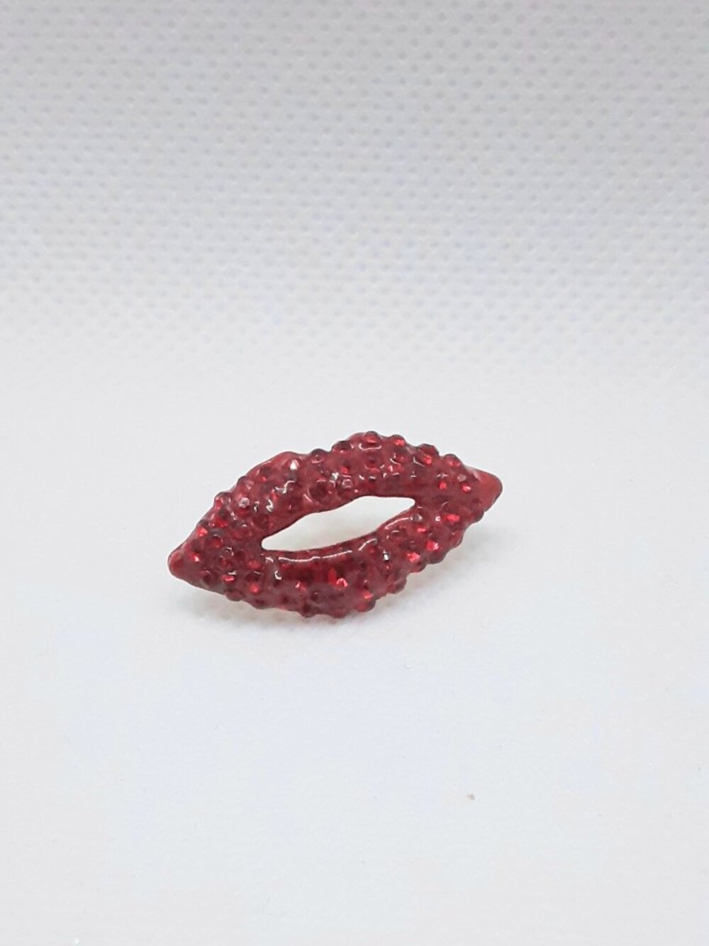 NEW red lips Put 'Em Pin - Picture 5 of 5